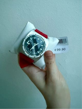 Reloj de pulsera rojo y negro