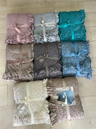 Trapuntino in velluto con volant mattimoniale