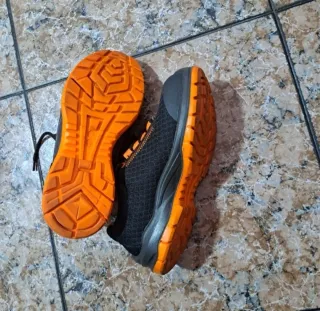 Zapatos de seguridad Mendi negros y naranjas