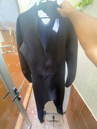 Tabla de surf de espuma y traje de neopreno