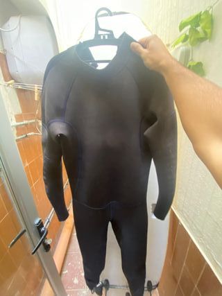 Tabla de surf de espuma y traje de neopreno