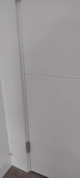 Puerta de salón blanca con cristal