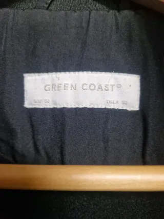 Cazadora negra con cuello alto