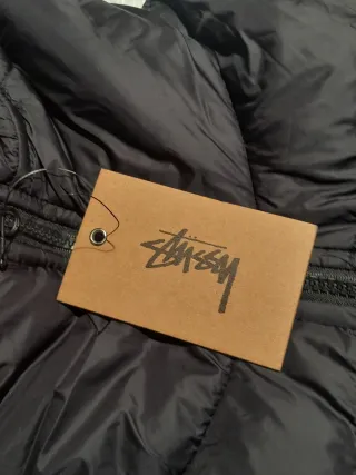 Casaco Acolchoado Stüssy Preto e Rosa