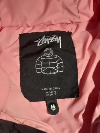 Casaco Acolchoado Stüssy Preto e Rosa