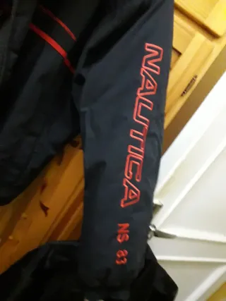 Anorak Nautica Negro con Rayas Rojas