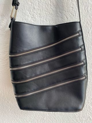 Bolso negro vintage con cremalleras