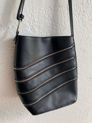 Bolso negro vintage con cremalleras