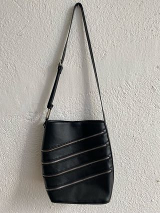 Bolso negro vintage con cremalleras