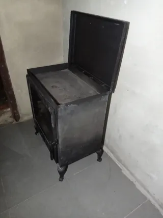 Estufa de leña negra