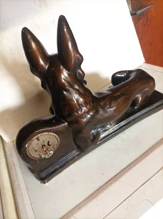 Antigua figura de perro con reloj