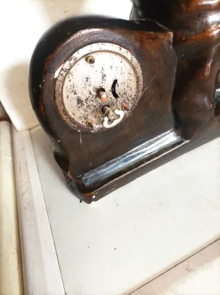 Antigua figura de perro con reloj