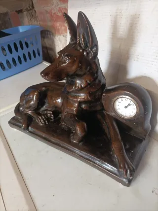 Antigua figura de perro con reloj