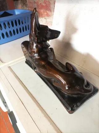 Antigua figura de perro con reloj