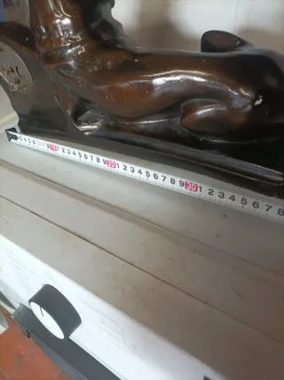 Antigua figura de perro con reloj