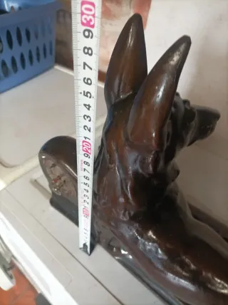 Antigua figura de perro con reloj