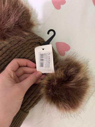 Cappello invernale con pompon marroni