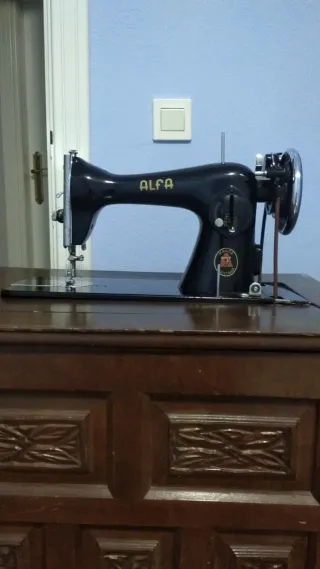 Máquina de coser Alfa negra