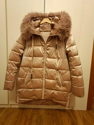 Abrigo acolchado beige con capucha