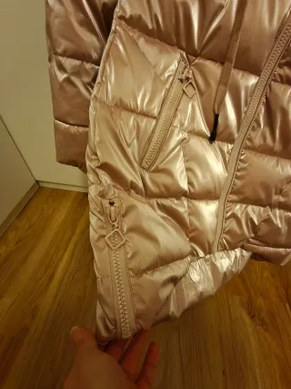 Abrigo acolchado beige con capucha