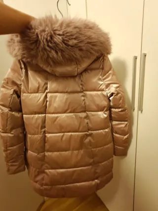 Abrigo acolchado beige con capucha