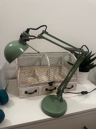 Lámpara de mesa IKEA verde metálica
