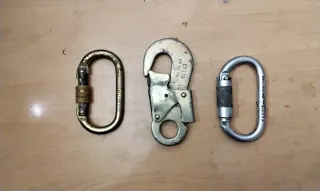 Mosquetón y Gancho de Hierro con Seguro