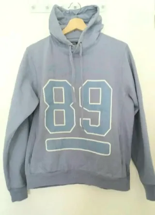 Sudadera con capucha y serigrafía