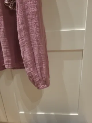 Blusa Mango rosa con volantes