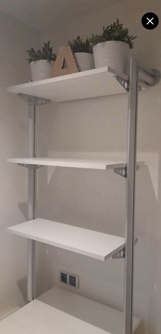 ESTANTERÍA METÁLICA Y 4 BALDAS BLANCAS