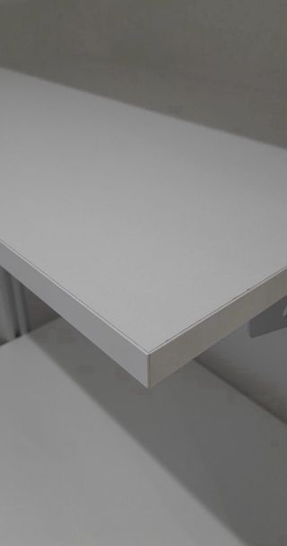 ESTANTERÍA METÁLICA Y 4 BALDAS BLANCAS