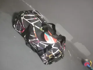 Mochila deportiva negra con diseño multicolor