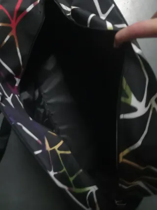 Mochila deportiva negra con diseño multicolor