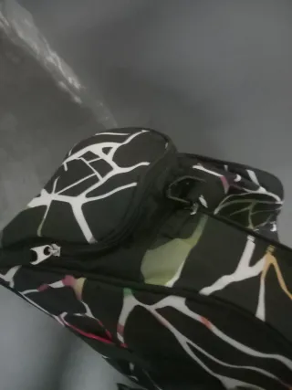 Mochila deportiva negra con diseño multicolor