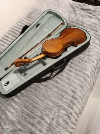 Violín con estuche (falta una cuerda)