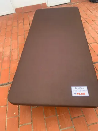 Base tapizada tapiflex con patas extensibles.