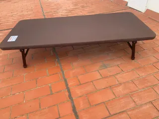 Base tapizada tapiflex con patas extensibles.