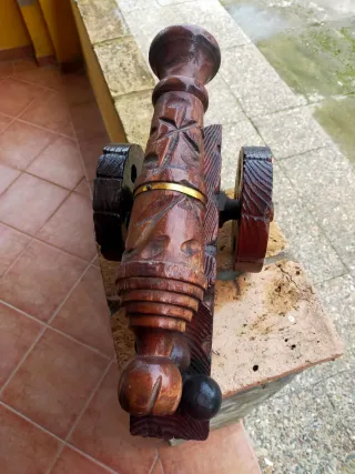 Cañón de madera tallado antiguo