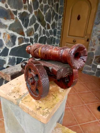 Cañón de madera tallado antiguo