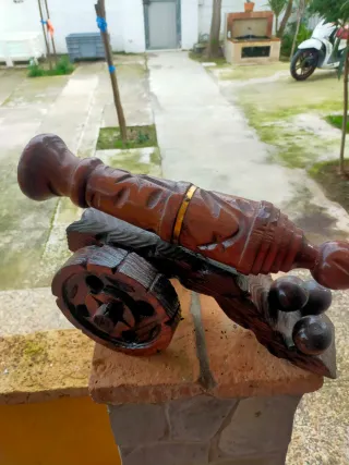 Cañón de madera tallado antiguo