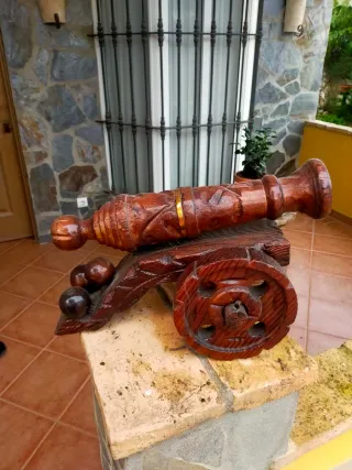 Cañón de madera tallado antiguo