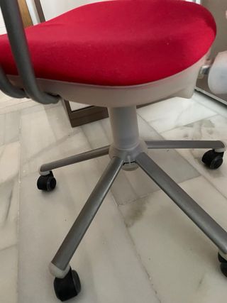Silla de escritorio roja y blanca