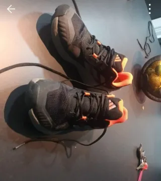 Zapatillas Adidas Negras y Naranjas