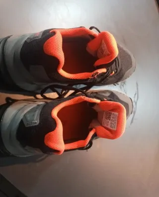 Zapatillas Adidas Negras y Naranjas