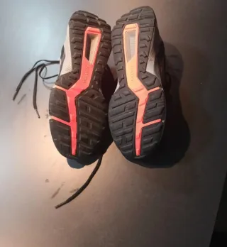 Zapatillas Adidas Negras y Naranjas