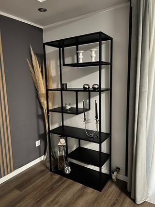 Estantería Metálica Negra y Madera