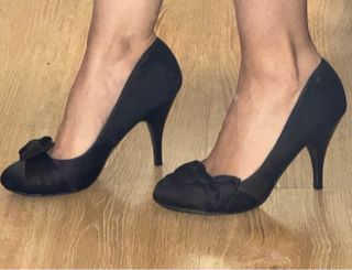 Zapatos de tacón negros con lazo