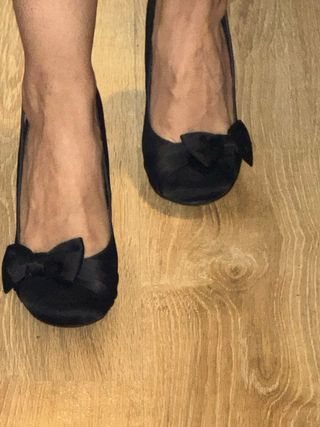 Zapatos de tacón negros con lazo