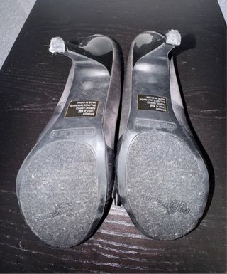 Zapatos de tacón negros con lazo
