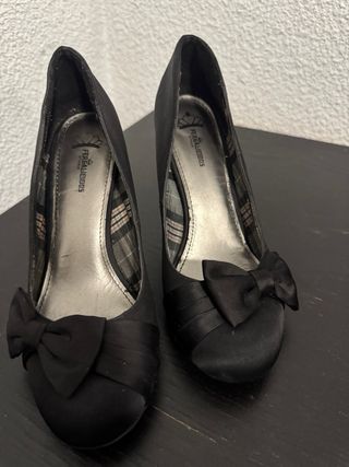 Zapatos de tacón negros con lazo